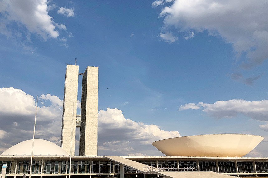 Congresso derruba veto de Bolsonaro e aumenta limite de renda para acesso ao BPC